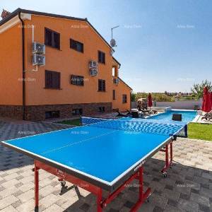 Valdebek. Samostojeća kuća s bazenom i jacuzzijem! Blizina centra grada Pule.