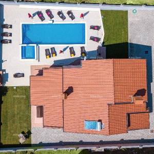 Valdebek. Samostojeća kuća s bazenom i jacuzzijem! Blizina centra grada Pule.