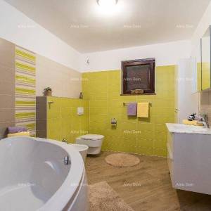 Valdebek. Samostojeća kuća s bazenom i jacuzzijem! Blizina centra grada Pule.