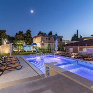 Valtura, Istra -  600m2 ville, 10SS, bazeni - uhodani posao