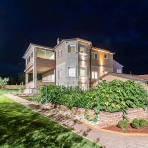 Valtura, Istra -  600m2 ville, 10SS, bazeni - uhodani posao