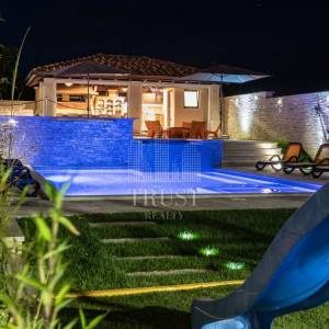 Valtura, Istra -  600m2 ville, 10SS, bazeni - uhodani posao