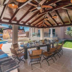 Valtura, Istra -  600m2 ville, 10SS, bazeni - uhodani posao