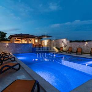Valtura, Istra -  600m2 ville, 10SS, bazeni - uhodani posao