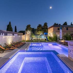 Valtura, Istra -  600m2 ville, 10SS, bazeni - uhodani posao