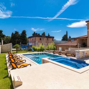 Valtura, Istra -  600m2 ville, 10SS, bazeni - uhodani posao