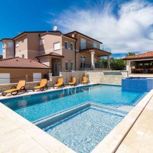 Valtura, Istra -  600m2 ville, 10SS, bazeni - uhodani posao