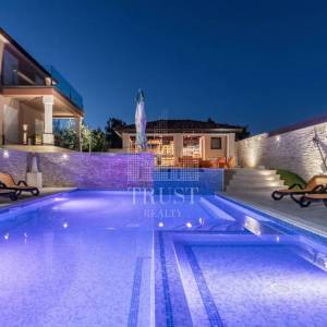 Valtura, Istra -  600m2 ville, 10SS, bazeni - uhodani posao