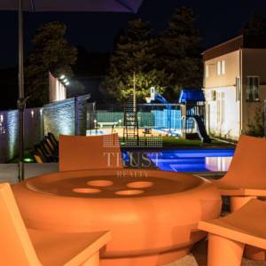 Valtura, Istra -  600m2 ville, 10SS, bazeni - uhodani posao