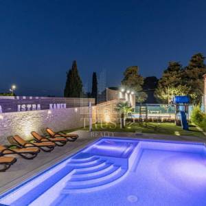 Valtura, Istra -  600m2 ville, 10SS, bazeni - uhodani posao