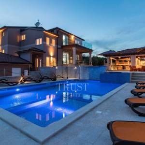 Valtura, Istra -  600m2 ville, 10SS, bazeni - uhodani posao
