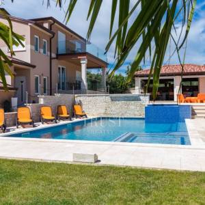 Valtura, Istra -  600m2 ville, 10SS, bazeni - uhodani posao