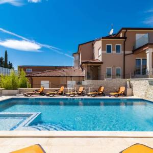 Valtura, Istra -  600m2 ville, 10SS, bazeni - uhodani posao