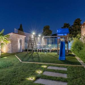 Valtura, Istra -  600m2 ville, 10SS, bazeni - uhodani posao