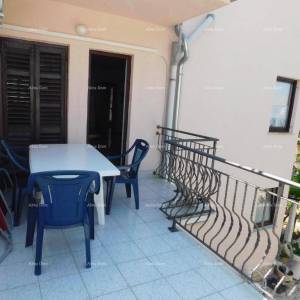 Velika kuća s 4 stana- Pješčana uvala!