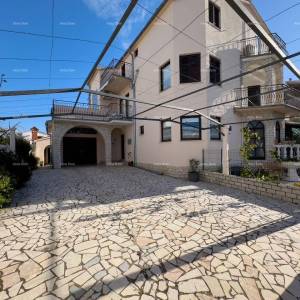 Velika kuća s 4 stana- Pješčana uvala!