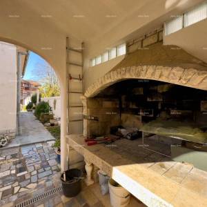 Velika kuća s 4 stana- Pješčana uvala!