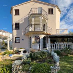 Velika kuća s 4 stana- Pješčana uvala!