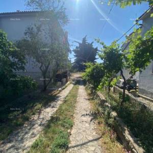 Velika samostojeća kuća. Pula. Veli vrh.