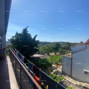 Velika samostojeća kuća. Pula. Veli vrh.