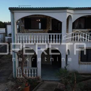 Vir - Kuća s dva apartmana – idealna za odmor ili investiciju