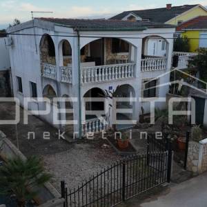 Vir - Kuća s dva apartmana – idealna za odmor ili investiciju