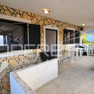 Vir - Kuća s dva apartmana – idealna za odmor ili investiciju