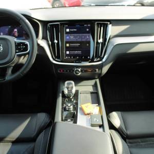 Volvo V60 B3 AUTOMATIK Dark Plus *LED, NAVIGACIJA, KAMERA*