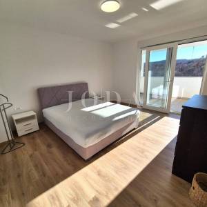 Vrbnik - Samostojeća kuća s pogledom na more!