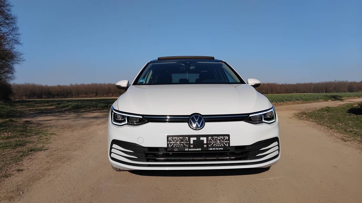 VW Golf 8 2,0 TDI 2022god. 118,000km, panorama, Q-light, keyless