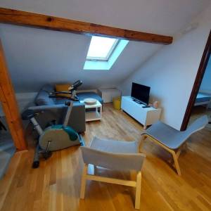 Zagreb-Dubrava, lijepo uređen 3S stan 60m2 s balkonom, zaseban ulaz