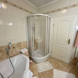 Zagreb, Dubrava-Novoselec, Kuća s dva stana 358 m2, na parceli  od  911 m2