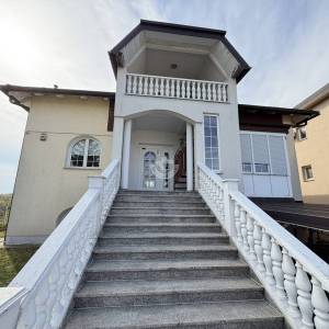 Zagreb, Dubrava-Novoselec, Kuća s dva stana 358 m2, na parceli  od  911 m2