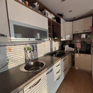 Zagreb, Grad mladih, 4-sob. stan 100m2 u kući, mirna lokacija, parking