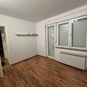 Zagreb, Grad mladih, 4-sob. stan 100m2 u kući, mirna lokacija, parking