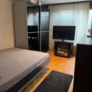 Zagreb-Vrbani,3-sobni stan na 2.katu zgrade s liftom, odlična lokacija