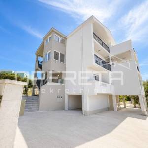 APARTMAN / KUĆA SA DVIJE STAMBENE JEDINICE – OKRUG GORNJI, ČIOVO