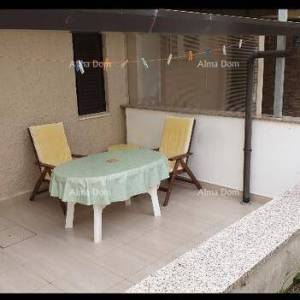Apartman u prizemlju s terasom – Mareda, 300 m od plaže