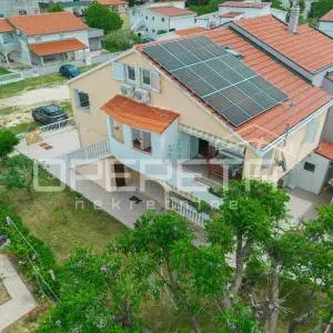 Apartmanska kuća uz more – bez troška vode i struje!