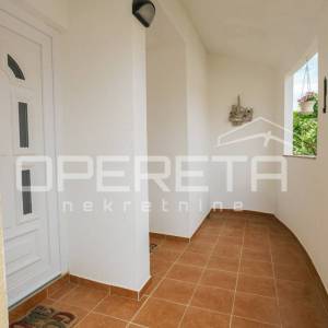Apartmanska kuća uz more – bez troška vode i struje!