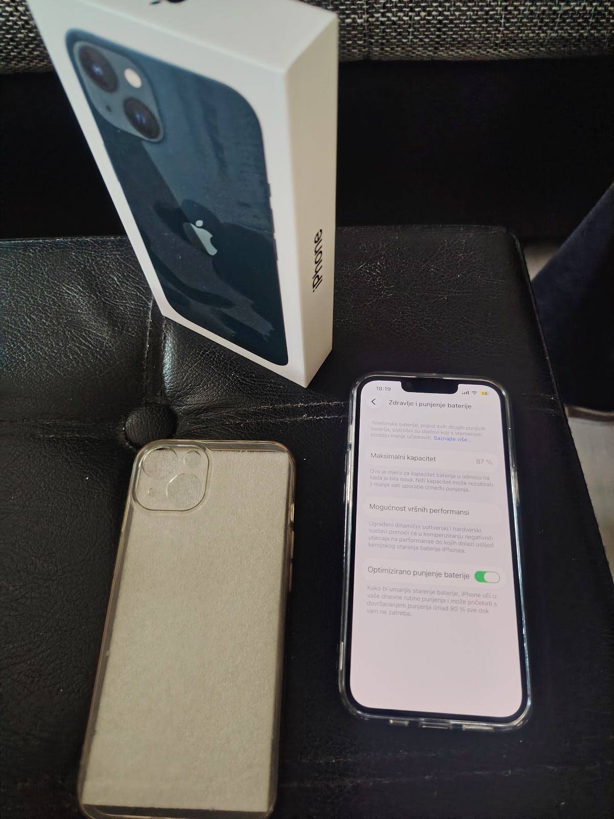Apple iPhone 13 128 GB + KALJENO STAKLO + 2 X FUTROLA