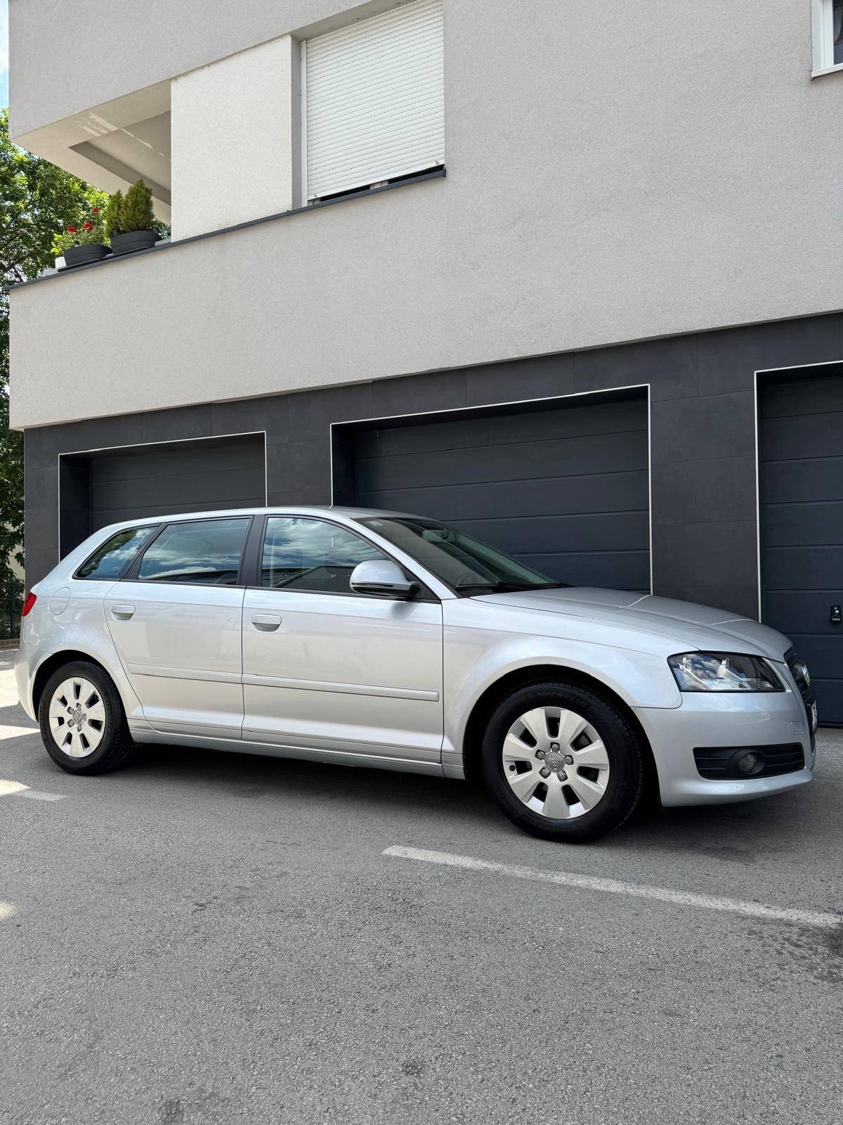 AUDI A3 1.6TDI //161tkm//prvi vlasnik//dvozonska klima//odličan//