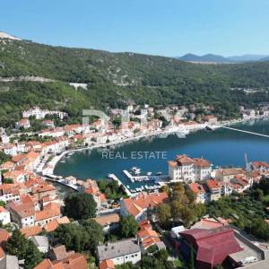 BAKAR, CENTAR - građevinsko zemljište u strogom centru grada Bakra 1.300 m2 s pogledom na more za stambenu zgradu - stanove / a...