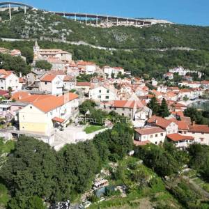 BAKAR, CENTAR - građevinsko zemljište u strogom centru grada Bakra 1.300 m2 s pogledom na more za stambenu zgradu - stanove / a...