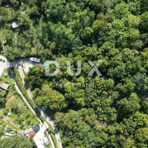 BAKAR, CENTAR - građevinsko zemljište u strogom centru grada Bakra 1.300 m2 s pogledom na more za stambenu zgradu - stanove / a...