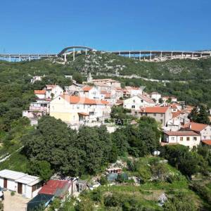 BAKAR, CENTAR - građevinsko zemljište u strogom centru grada Bakra 1.300 m2 s pogledom na more za stambenu zgradu - stanove / a...