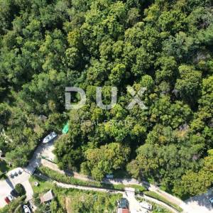 BAKAR, CENTAR - građevinsko zemljište u strogom centru grada Bakra 1.300 m2 s pogledom na more za stambenu zgradu - stanove / a...