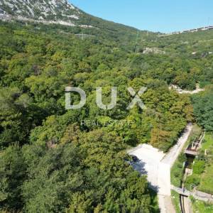 BAKAR, CENTAR - građevinsko zemljište u strogom centru grada Bakra 1.300 m2 s pogledom na more za stambenu zgradu - stanove / a...