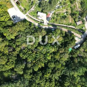 BAKAR, CENTAR - građevinsko zemljište u strogom centru grada Bakra 1.300 m2 s pogledom na more za stambenu zgradu - stanove / a...