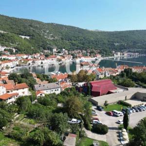 BAKAR, CENTAR - građevinsko zemljište u strogom centru grada Bakra 2.600 m2 s pogledom na more za stambenu zgradu - stanove / a...